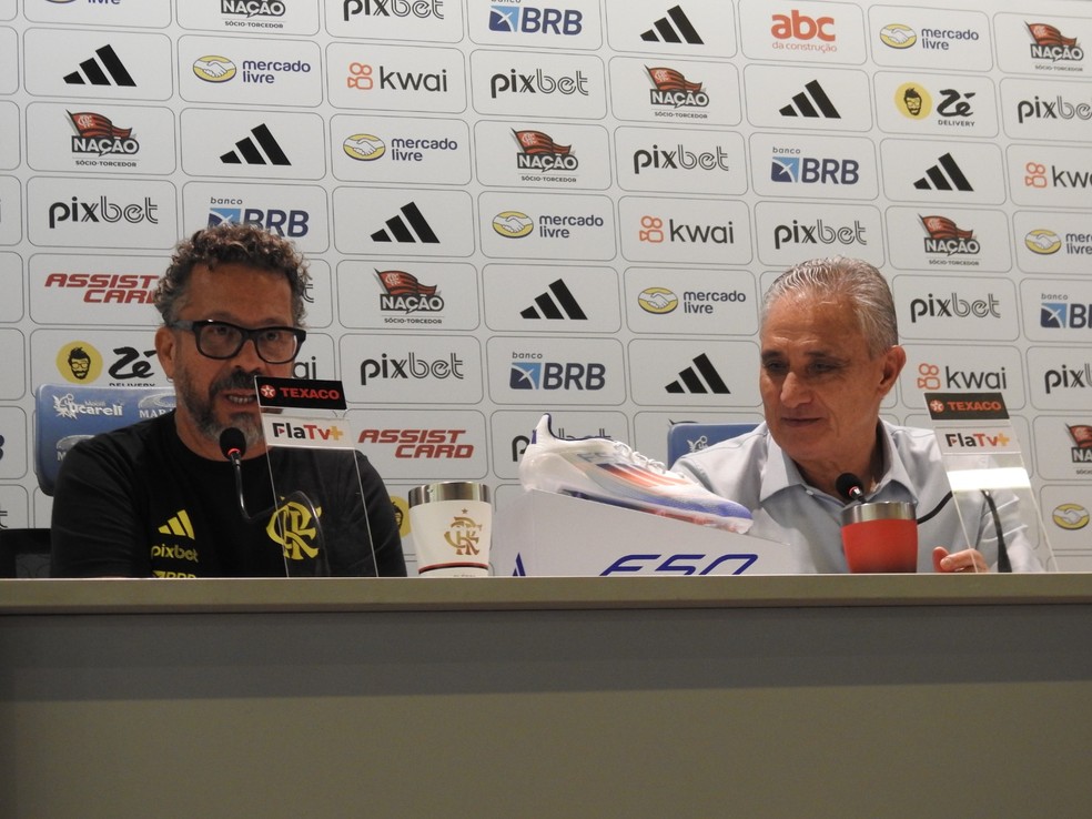 Cléber Xavier e Tite em coletiva de imprensa após Flamengo x Palmeiras — Foto: Fred Gomes / ge