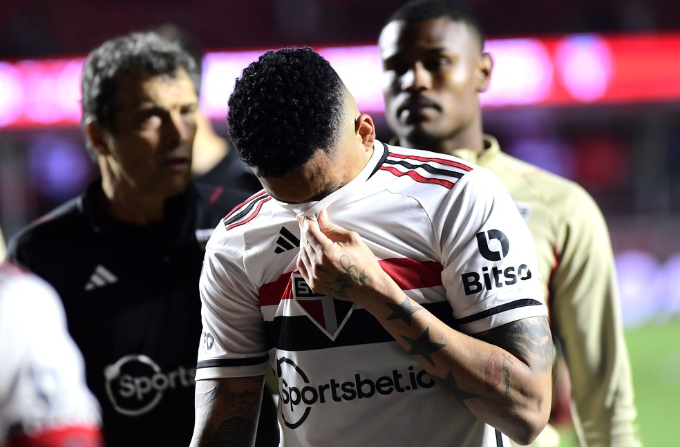 Luciano chora após a eliminação do São Paulo pela LDU — Foto: Marcos Ribolli