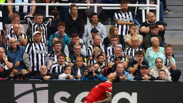 Liverpool leva o empate do Newcastle nos acréscimos do Inglês