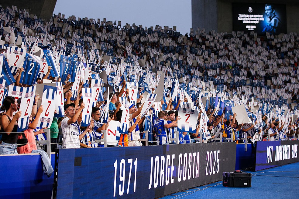 Adeptos do FC Porto formam um mosaico com camisolas do ídolo Jorge Costa, falecido na semana anterior
