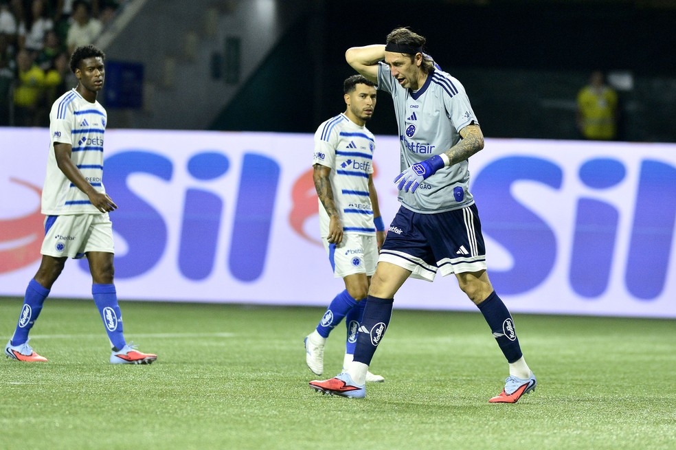 Cássio é atingido por garrafa em Palmeiras x Cruzeiro