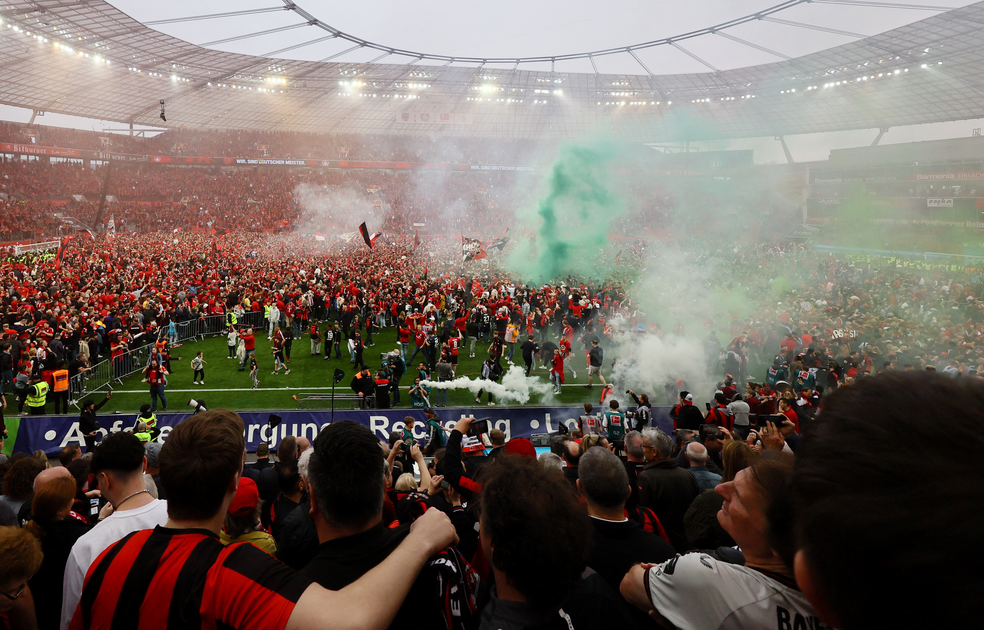 Torcida do Leverkusen comemora título inédito dentro do gramado — Foto: Reuters
