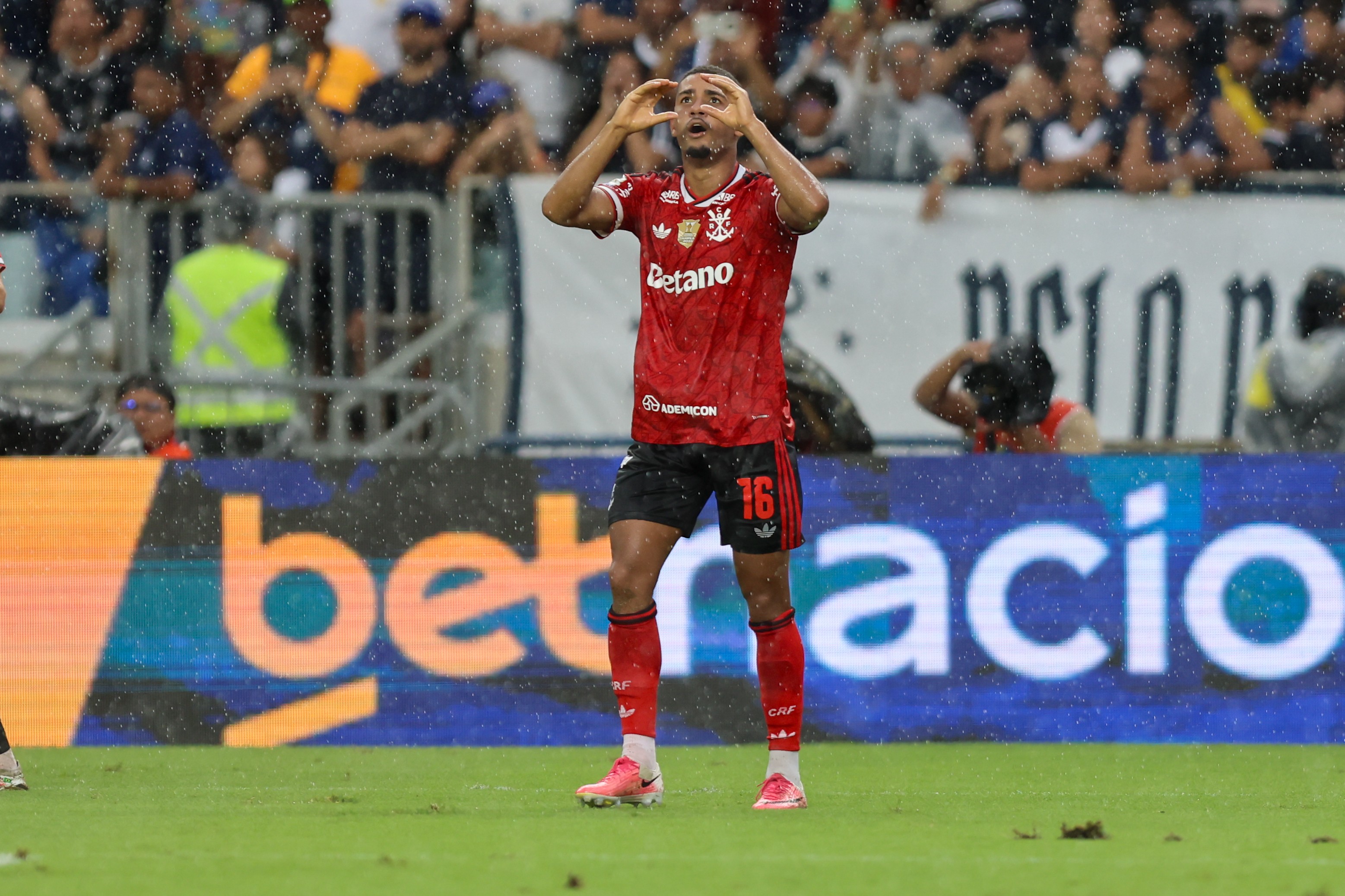 Flamengo assume a liderança do Brasileirão 2026 pela primeira vez após empate do Palmeiras