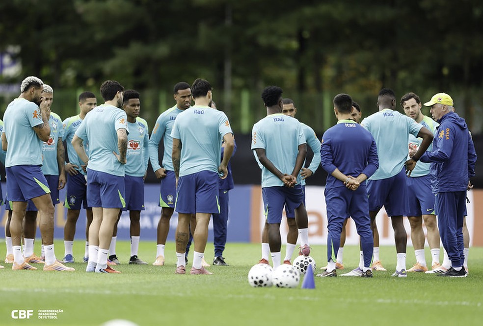 Carlo Ancelotti conversa com elenco da Seleção em treinamento