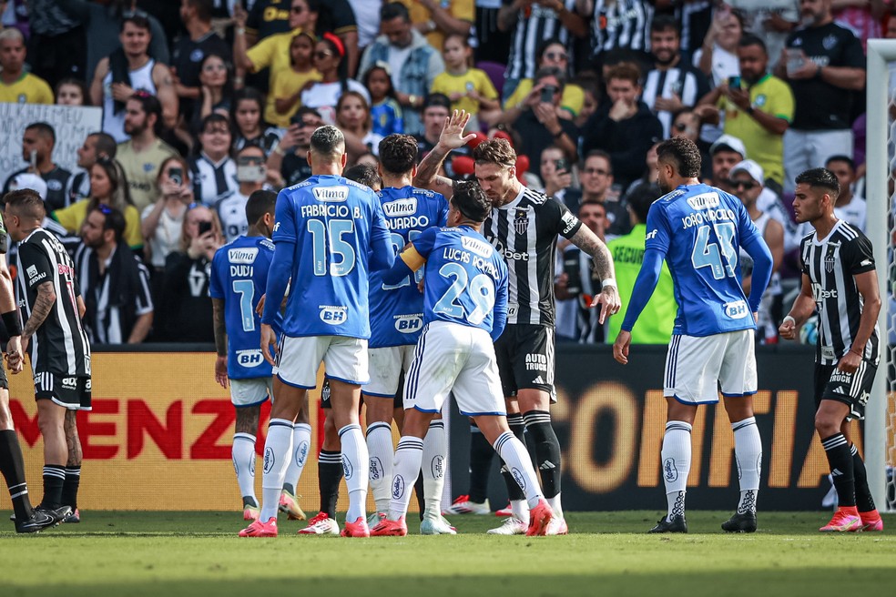 Jogadores de Atlético-MG e Cruzeiro discutem no clássico pela FC Series — Foto: Pedro Souza