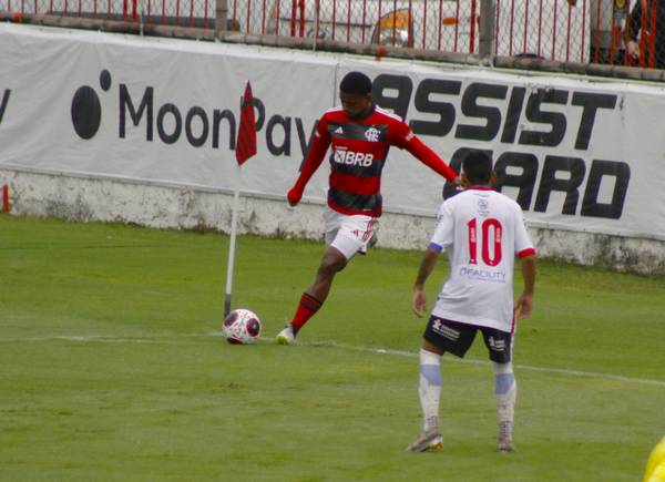 Com gol olímpico, Flamengo vence o Resende no Carioca Sub-17; veja o lance