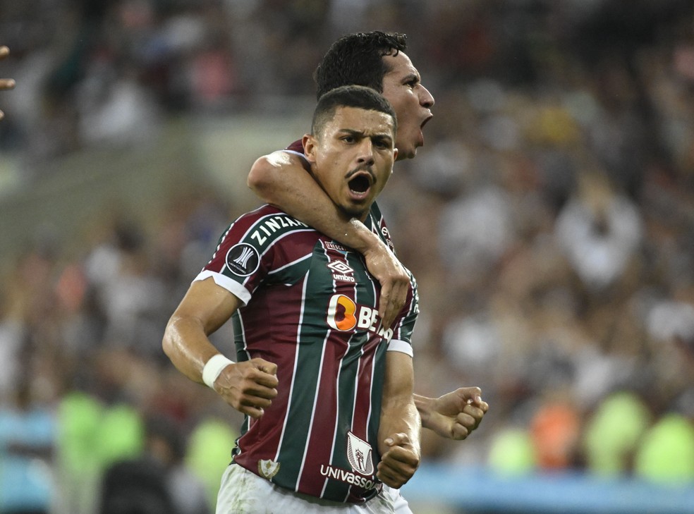 André e Ganso comemoram gol do Fluminense contra o Olimpia — Foto: André Durão