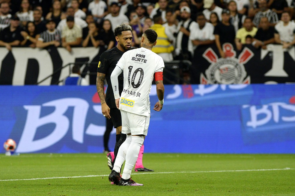 Neymar se estranha com Martínez em Corinthians x Santos — Foto: Marcos Ribolli