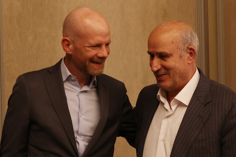 Mattias Grafstrom, secretário-geral da Fifa, ao lado de Mehdi Taj, presidente da Federação do Irã — Foto: Reuters