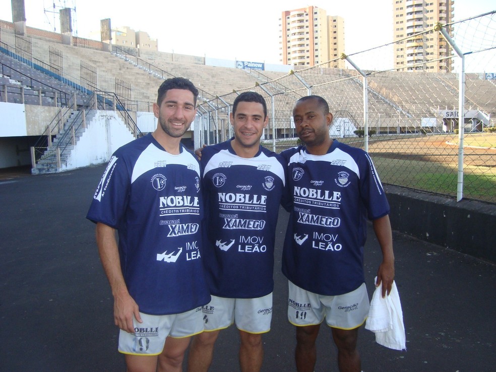 Saul, ao lado de Gustavo Marciano e Márcio Luiz, no time do Comercial em 2010 — Foto: Rafael Gonçalves
