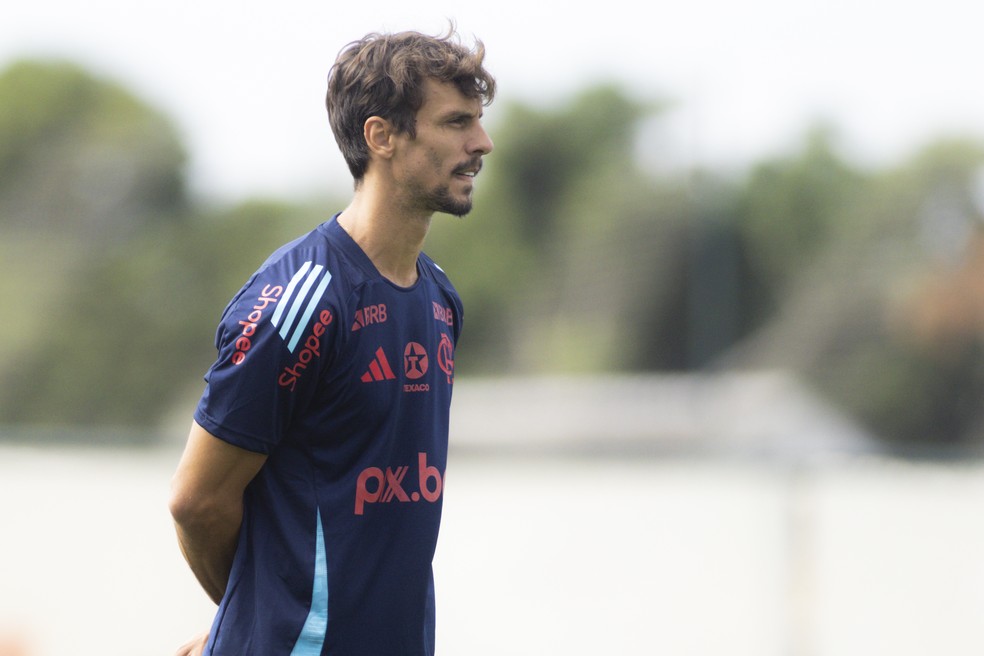 Rodrigo Caio durante treino do Flamengo � Foto: Adriano Fontes/Flamengo