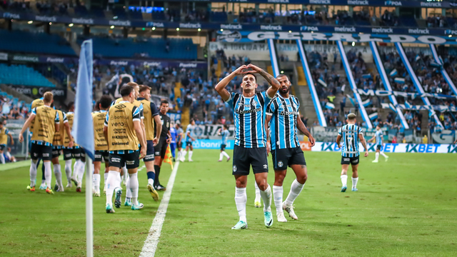 Cristaldo marca o primeiro gol do Grêmio na vitória contra o Athletico-PR