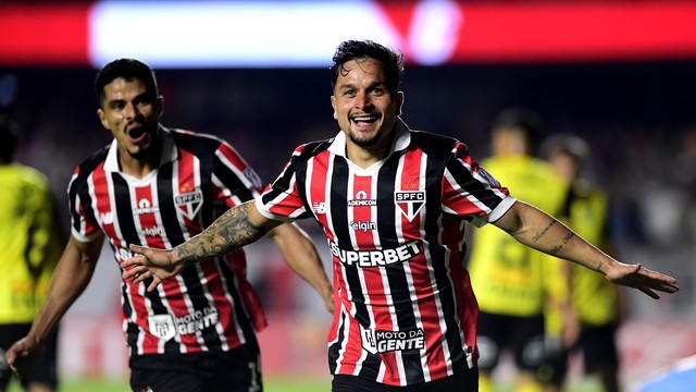 Artur comemora gol marcado pelo São Paulo