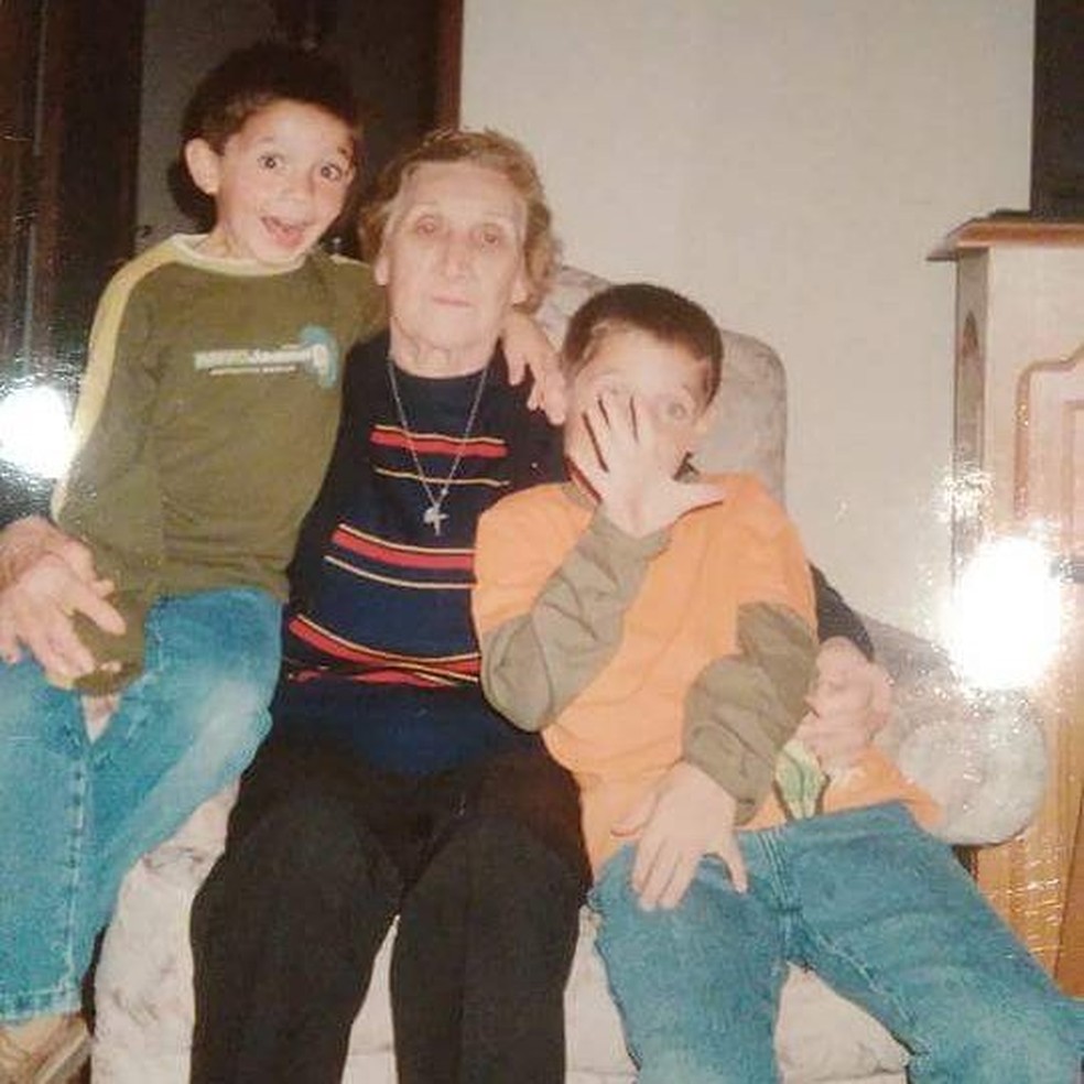 Garro, o último agachado, no time da Fundação Messi