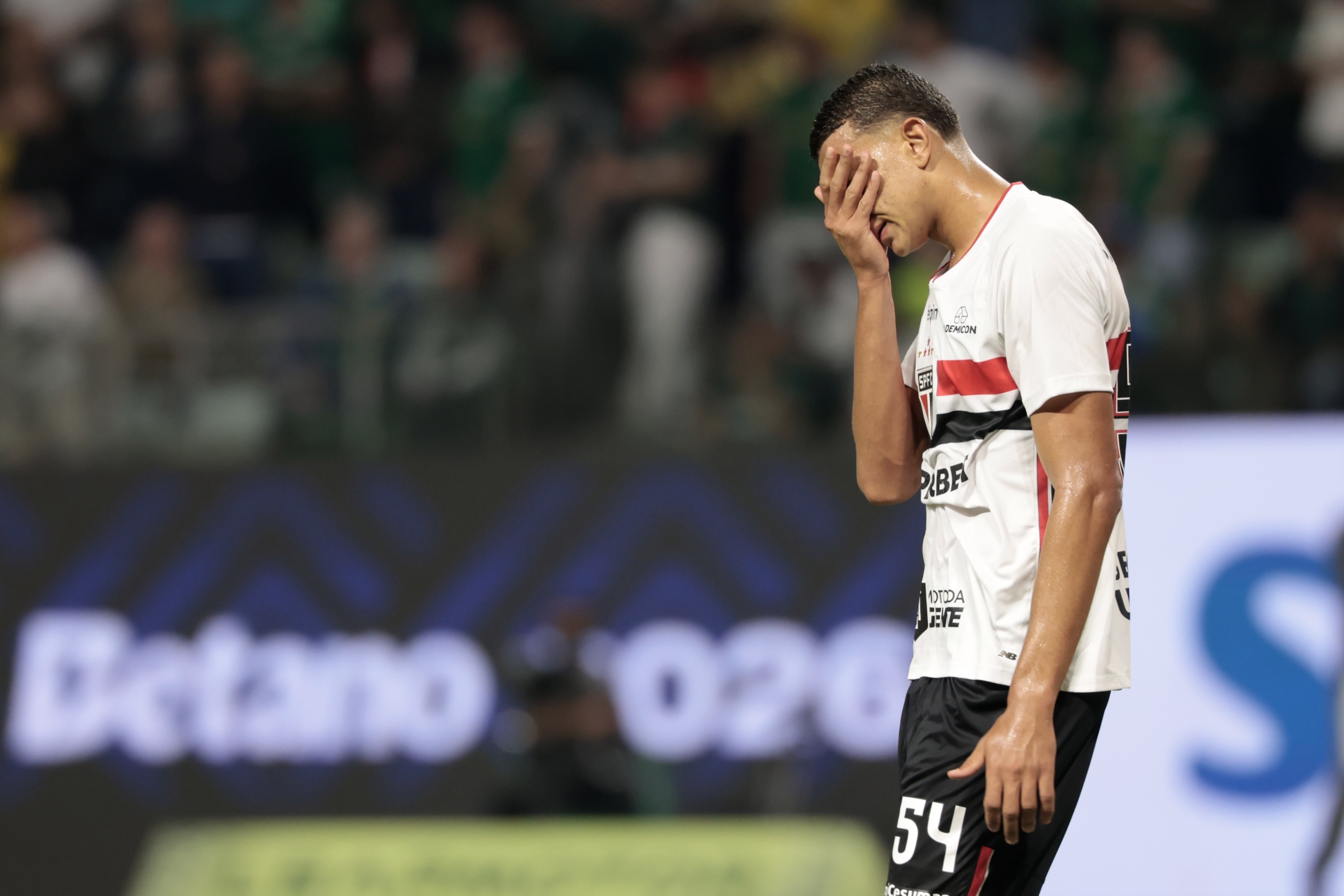 Osorio, do São Paulo, é denunciado pelo STJD por expulsão contra o Palmeiras