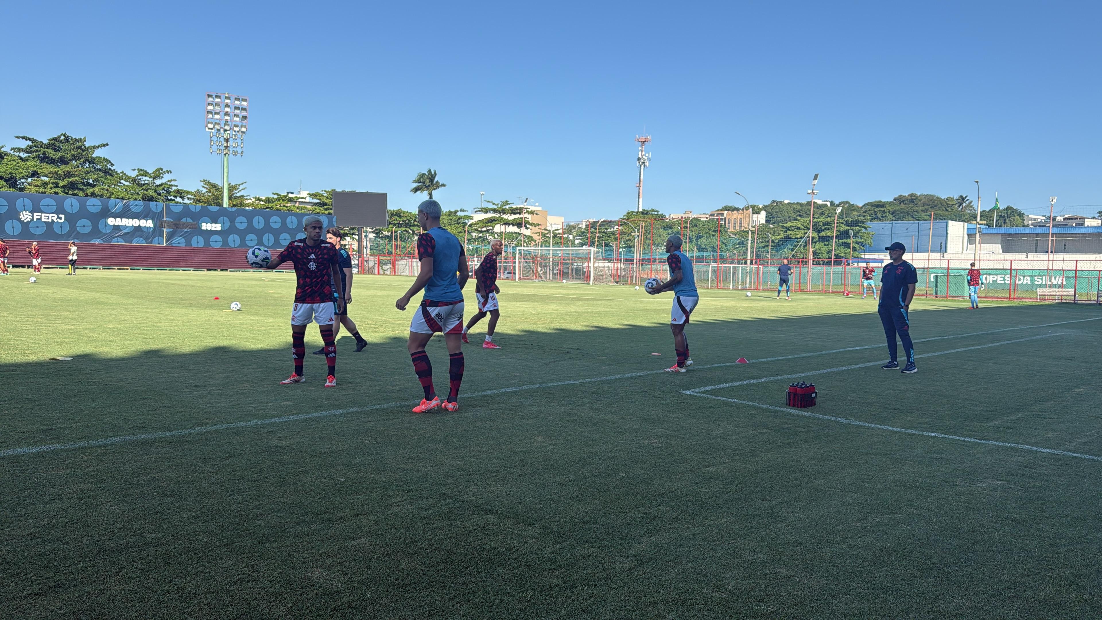 Novo treinador do Flamengo não comanda time na partida contra o Vasco sub-20.