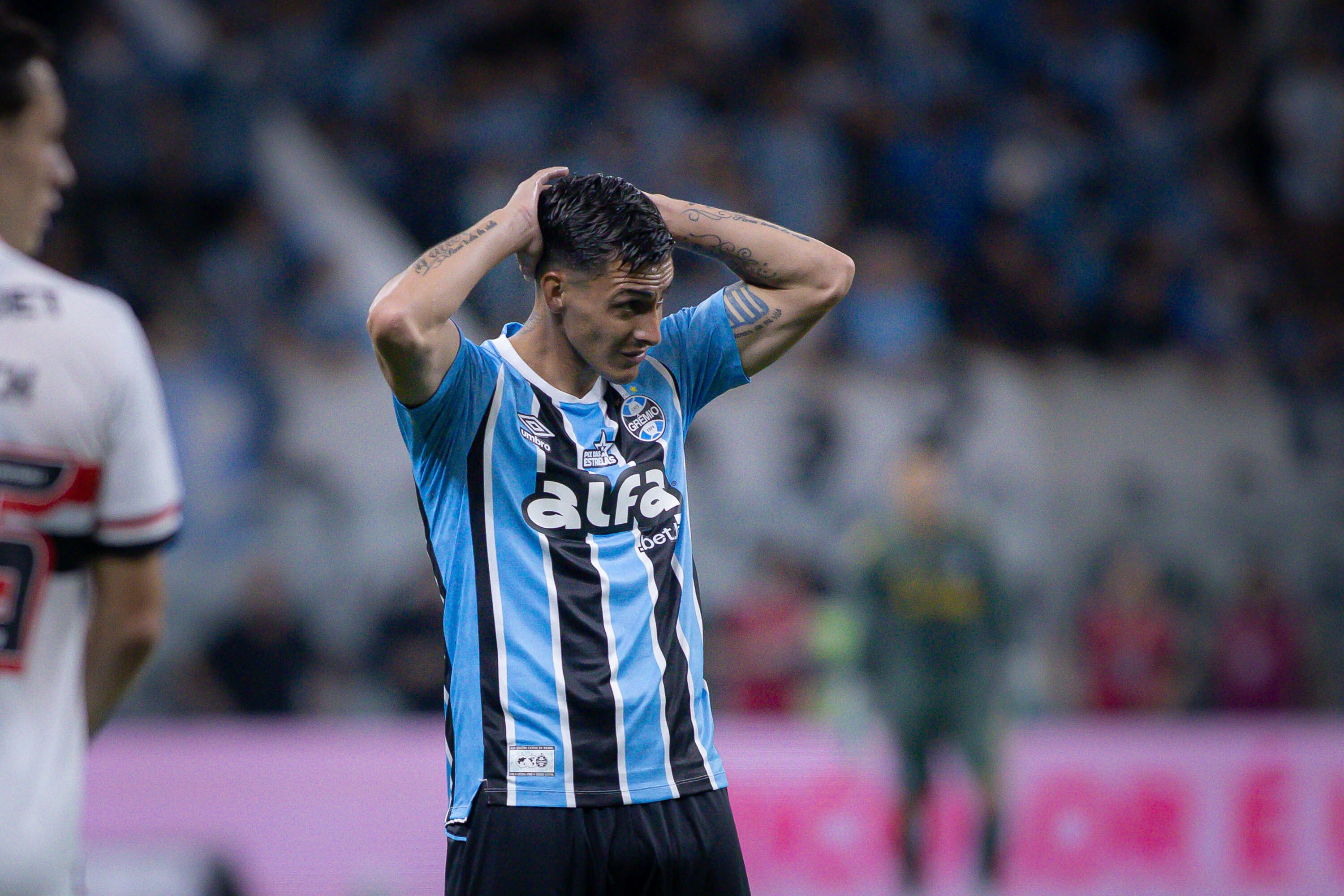 Grêmio anuncia lesão de Pavon e estima tempo de recuperação.
