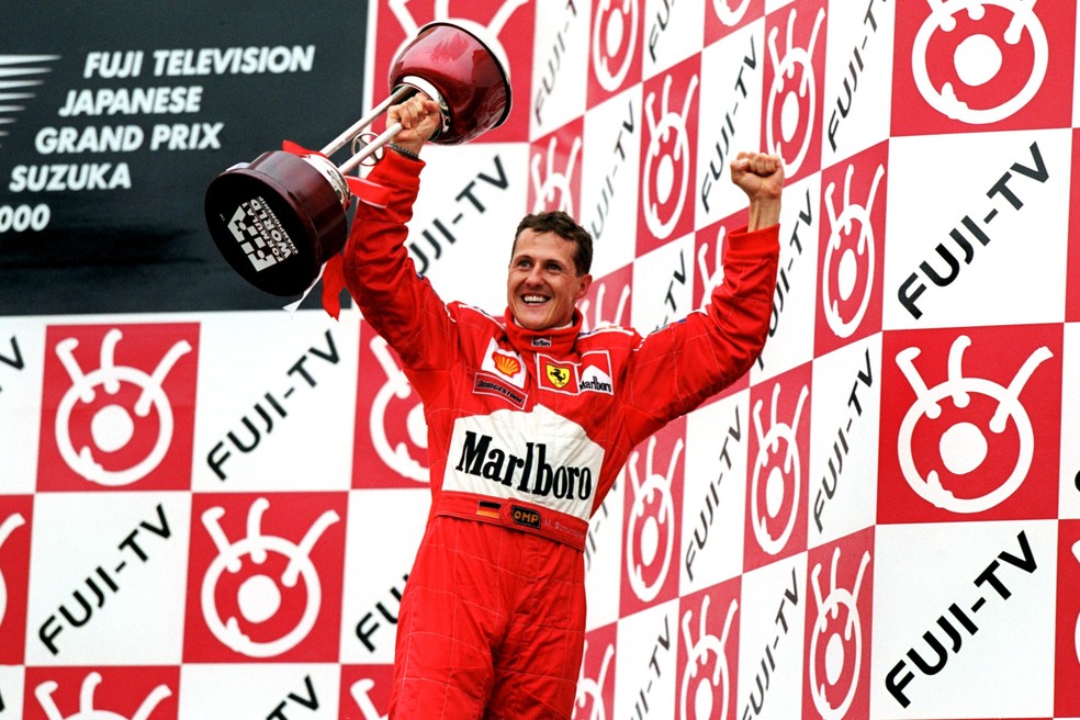 Michael Schumacher comemora a vitória no GP do Japão de 2000, que lhe garantiu o tricampeonato da F1 — Foto: John Marsh/EMPICS via Getty Images