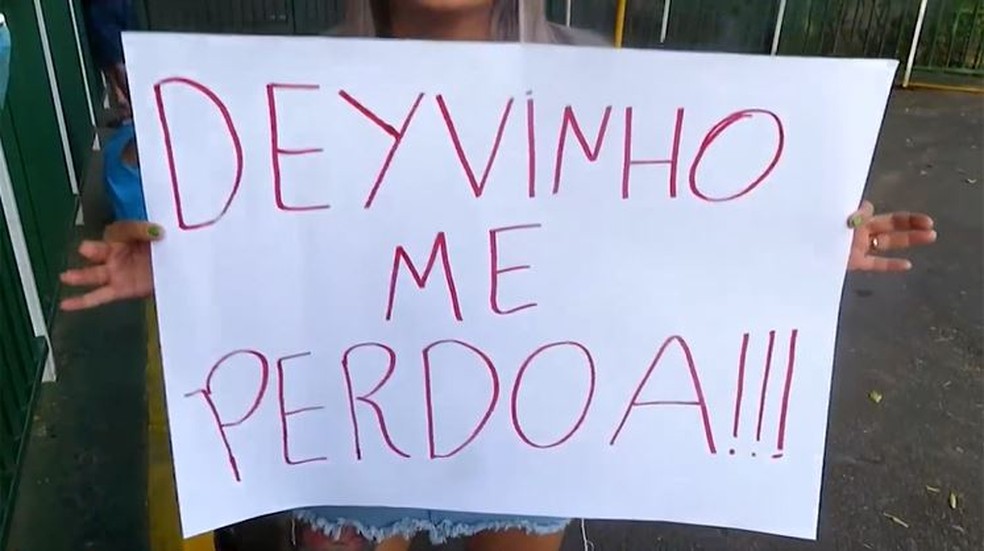 Torcedora vai ao CT do Palmeiras pedir desculpa a Deyverson após gol do título — Foto: Reprodução / EPTV