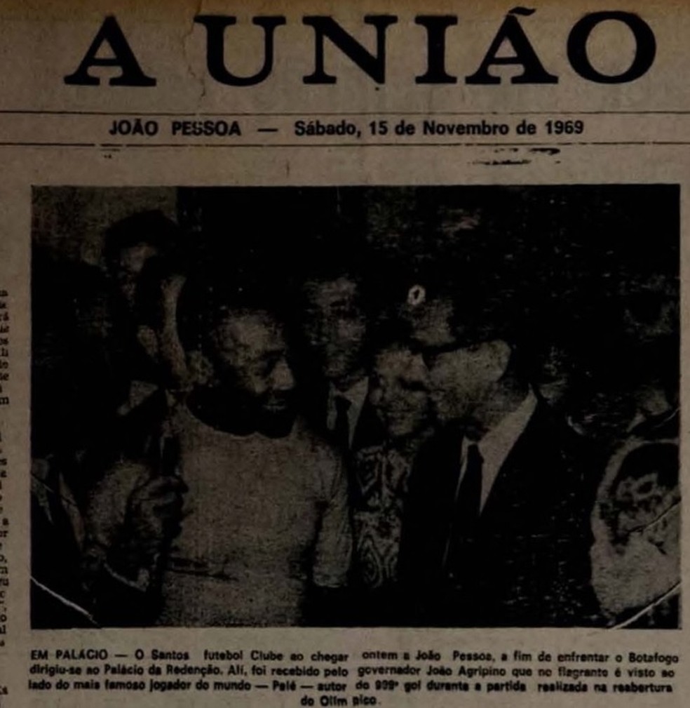 Pelé es recibido por el gobernador de Paraíba, João Agripino, quien fue una especie de patrocinador del viaje de Santos a Paraíba — Foto: Reproducción / Jornal A União