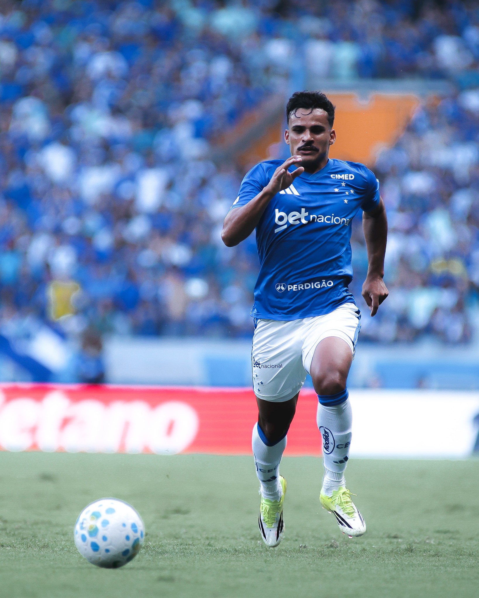 Kaiki pode deixar o Cruzeiro a caminho do Como, com Betis de olho na negociação em desdobramento