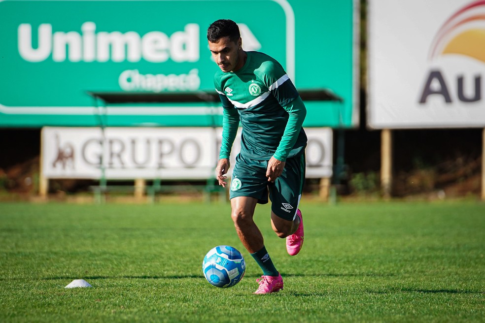 Atacante Alisson Farias estava na Chapecoense  — Foto: Tiago Meneghini/ACF