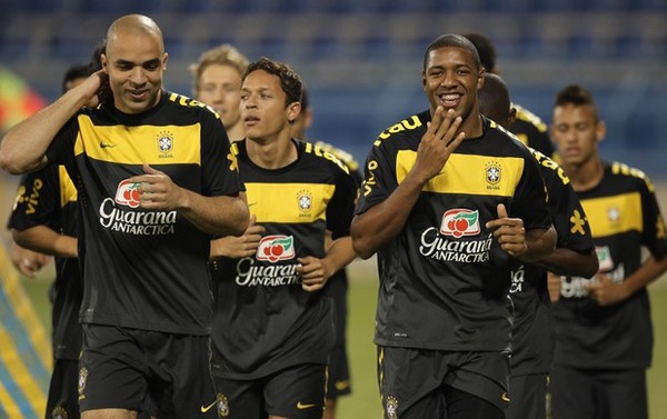 Jucilei ao lado de Alex e Adriano em treino da seleção — Foto: Mowa Sports