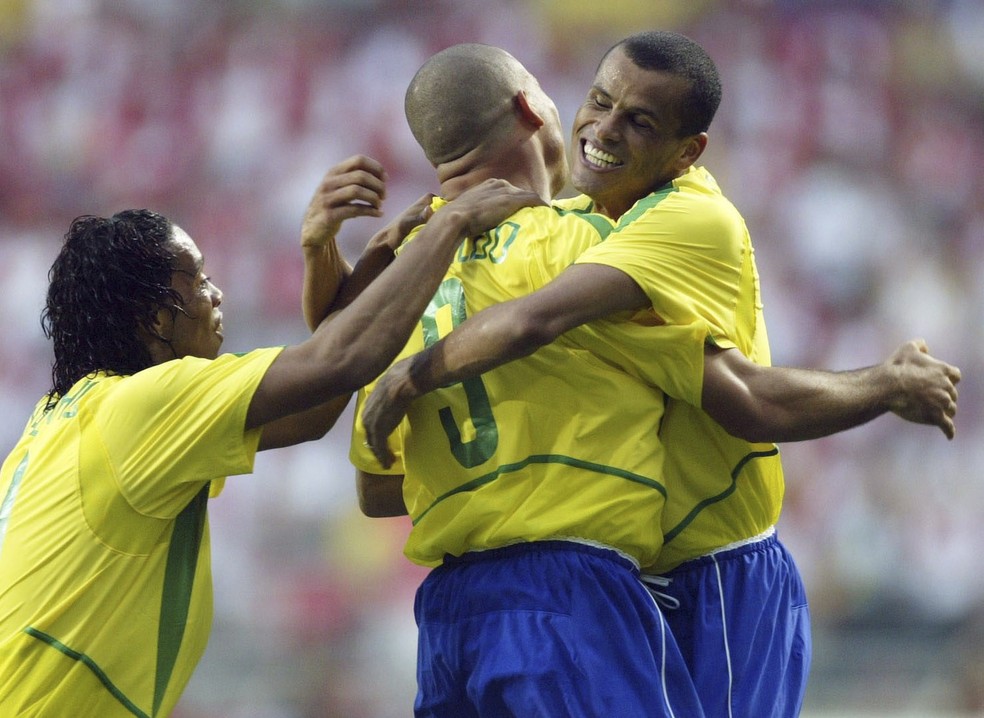 Ronaldo, Rivaldo e Ronaldinho comemoram na Copa de 2002