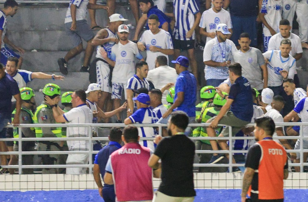 Confusão na arquibancada durante a partida entre CSA e Ituano — Foto: Ailton Cruz / Gazeta de Alagoas