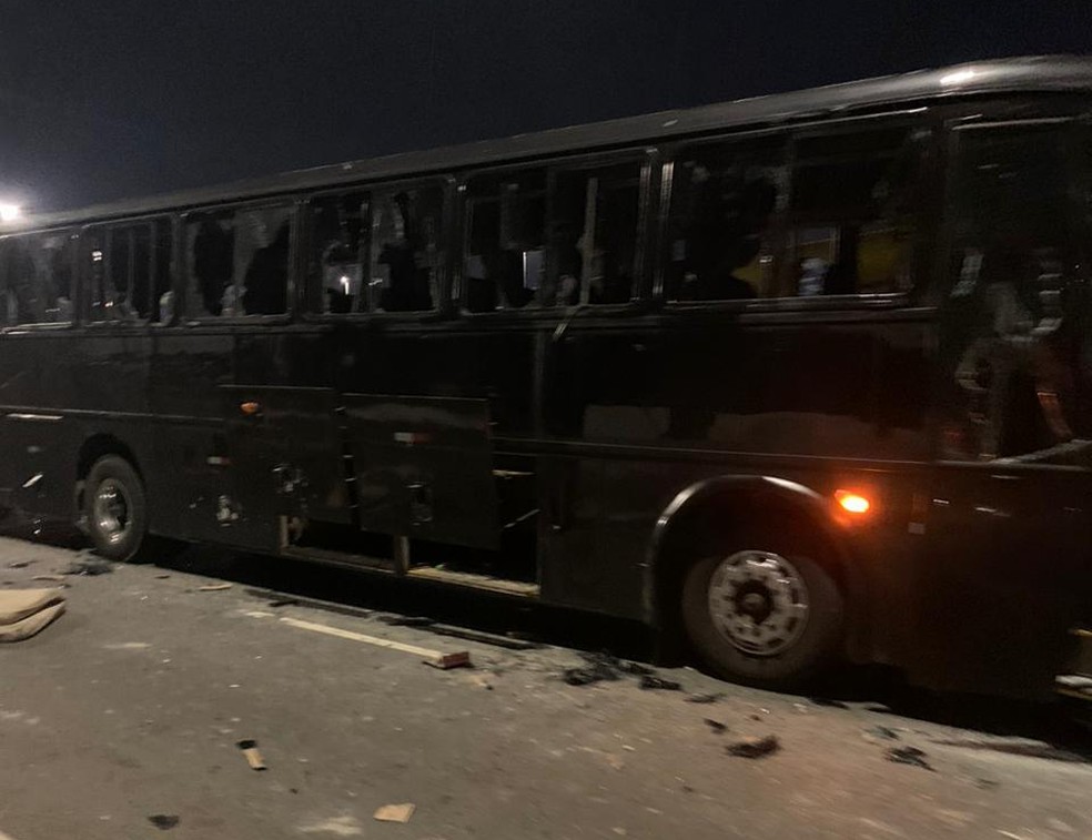 Ônibus com torcedores do Corinthians destruído após briga com palmeirenses — Foto: Reprodução