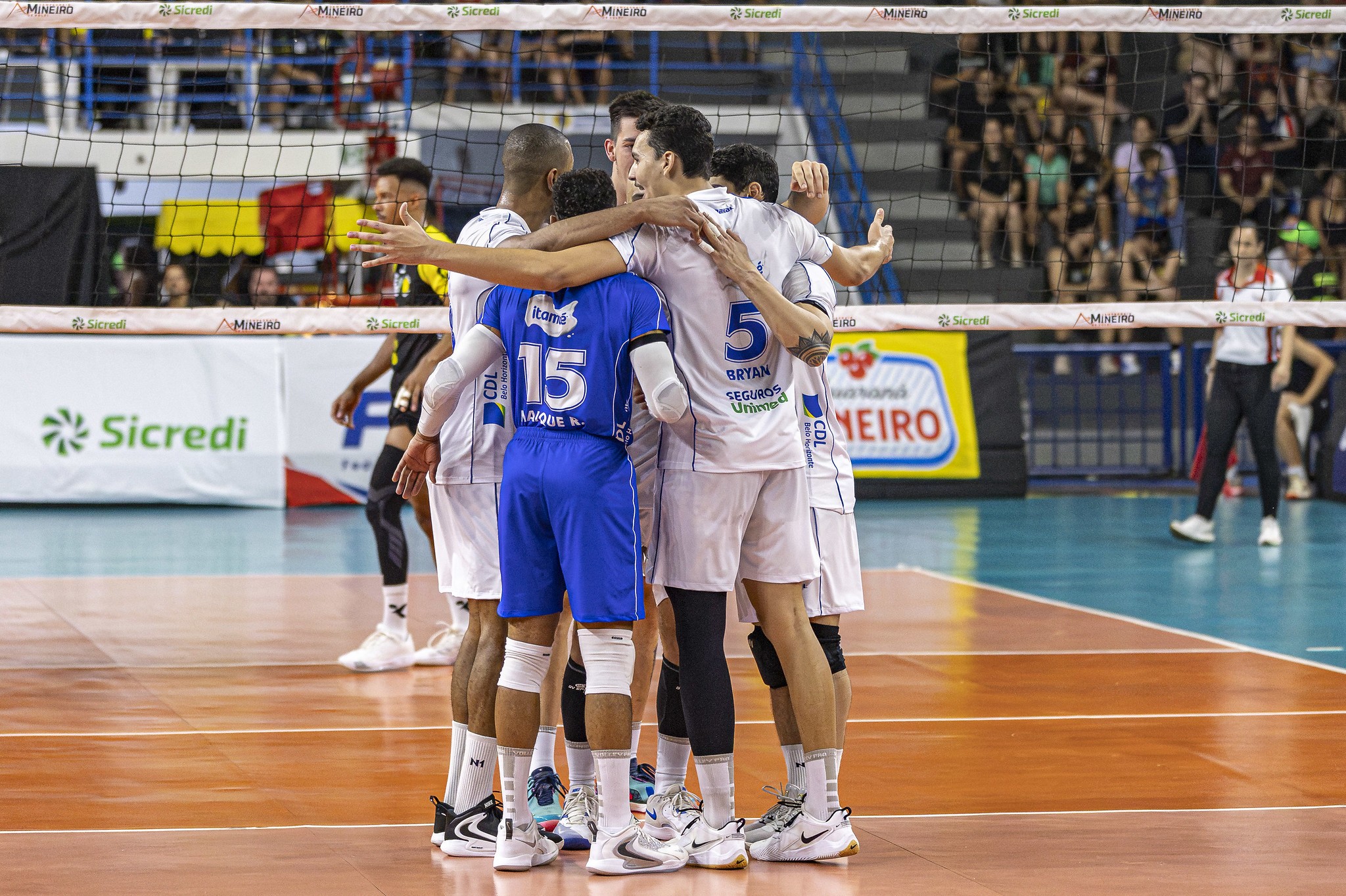 Minas anota quatro aces seguidos no fim e bate Praia Clube no Mineiro de vôlei masculino