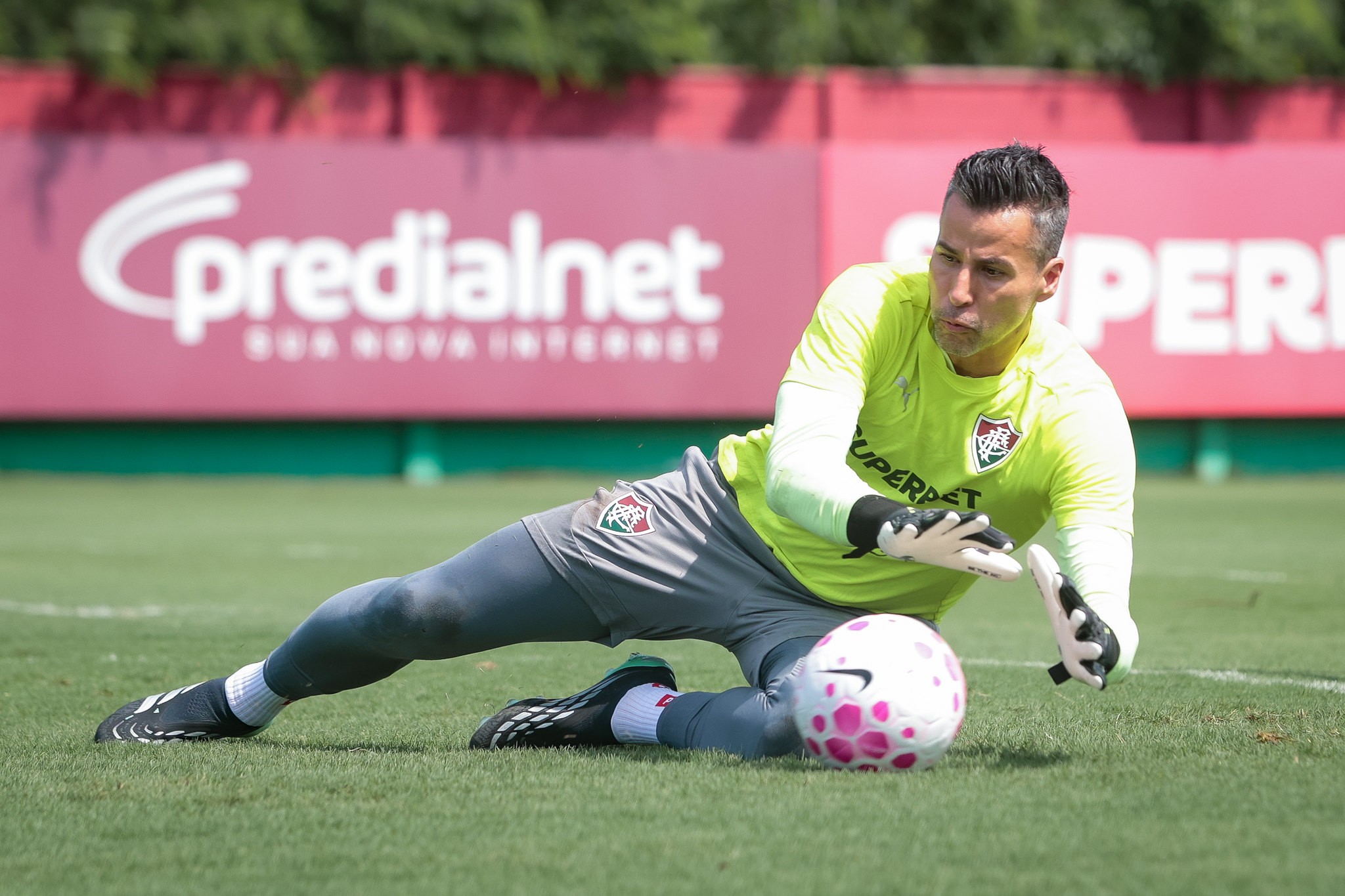Fábio foge de corredor polonês em treino do Fluminense e brinca com idade: "Acho que fiquei mais rápido"