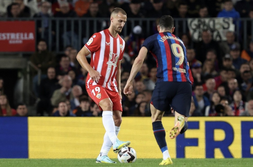 Rodrigo Ely com Lewandovski em jogo do Almería com o Barcelona — Foto: Divulgação/Almería