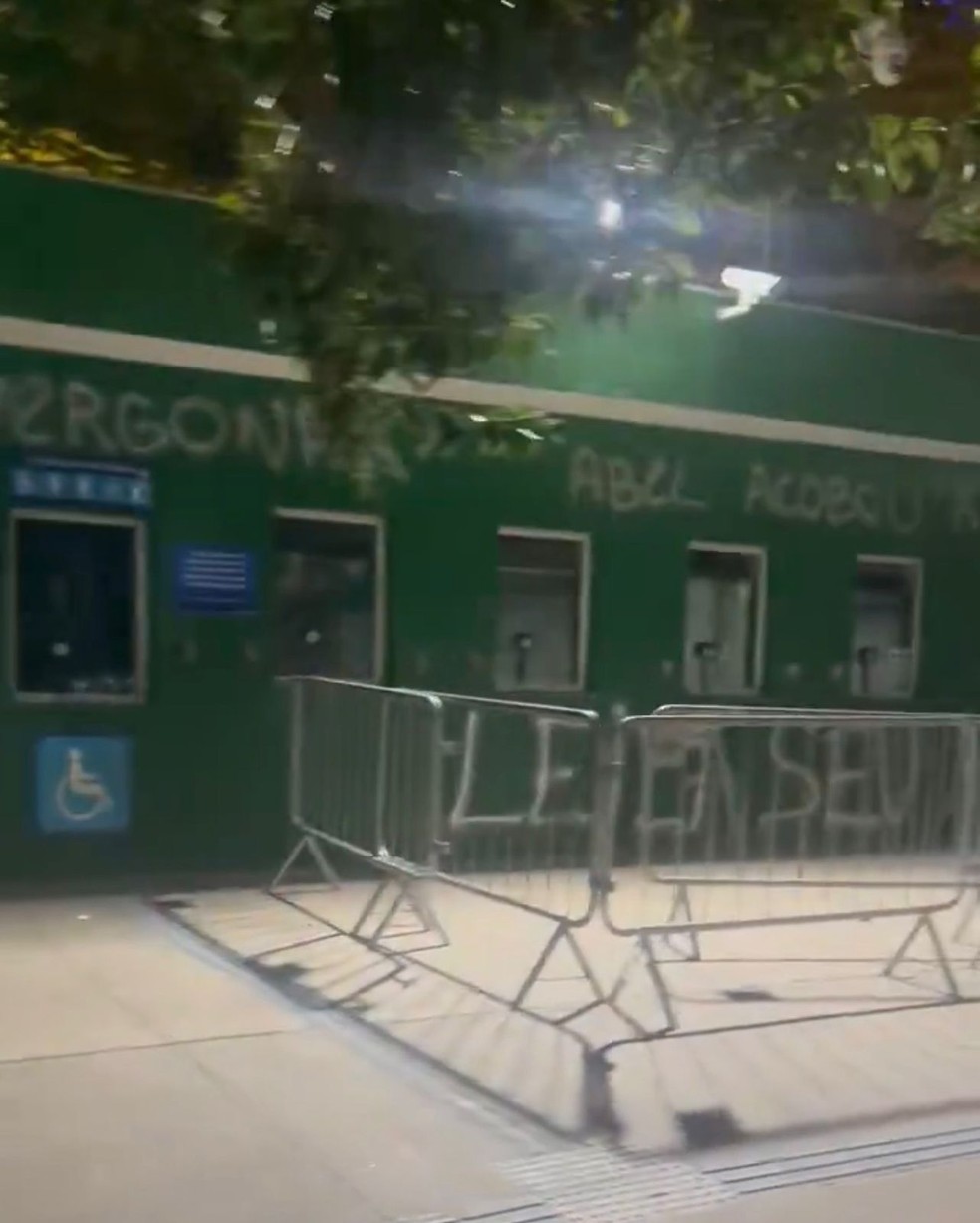 Muros da sede do Palmeiras são pichados após derrota para o Novorizontino — Foto: Reprodução