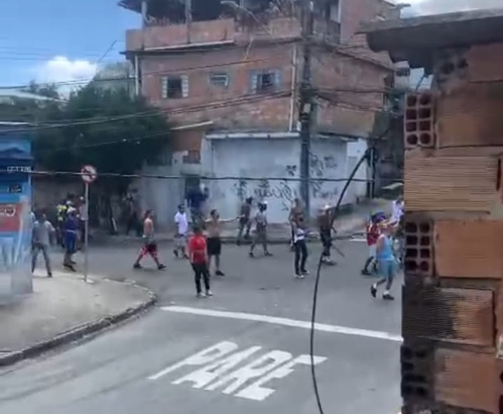Torcedores estavam em uma rua do bairro Boa Vista, na Região Leste de BH  — Foto: Redes sociais 