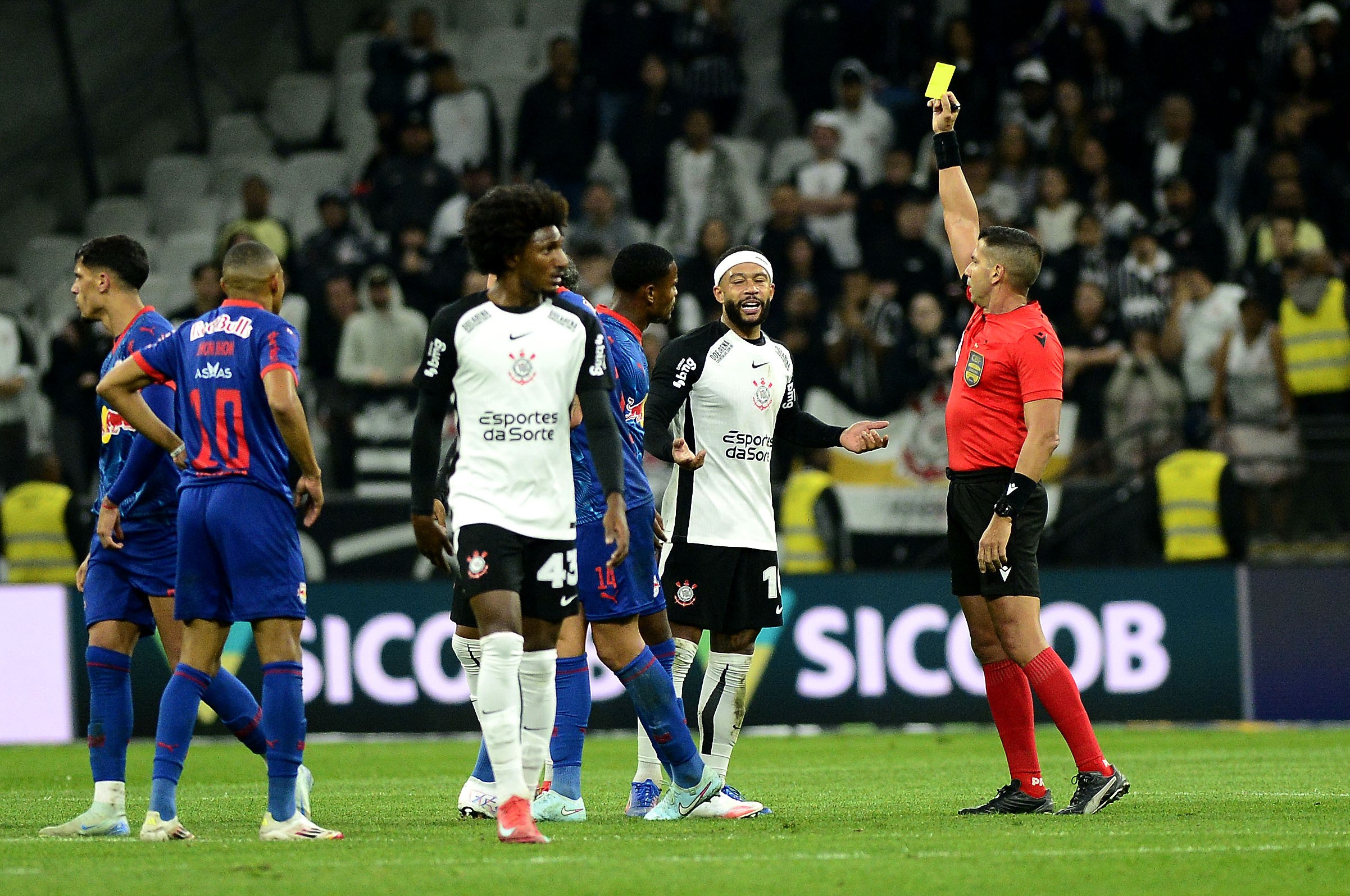 Corinthians envia reclamação à CBF por arbitragem na derrota para o Bragantino.