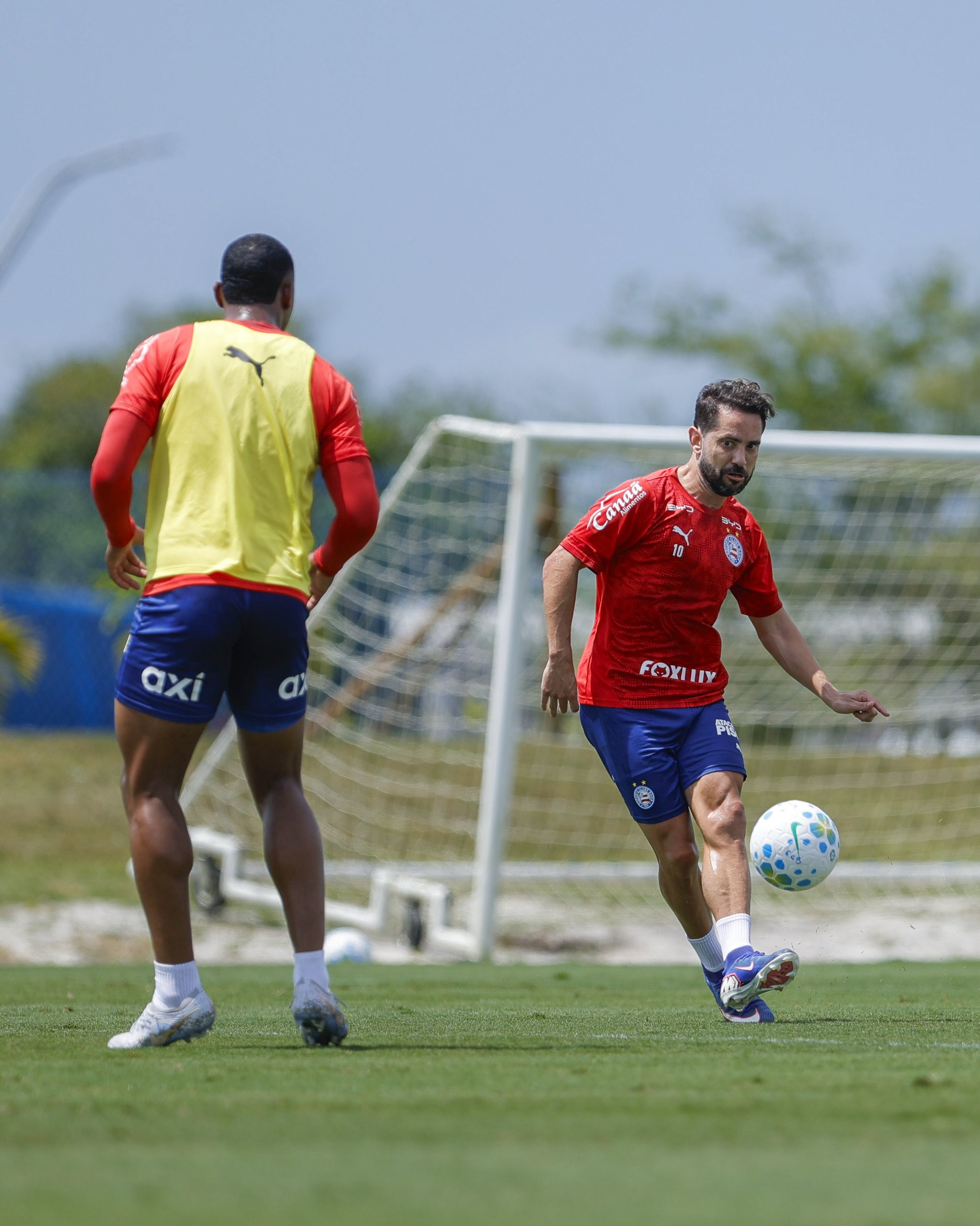 Everton Ribeiro treinando no CT do Bahia antes do jogo contra o Bragantino