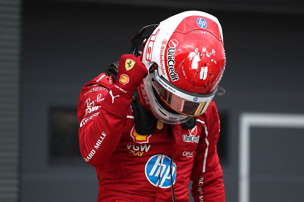 Charles Leclerc celebra pole position no GP da Hungria da F1 em 2025 — Foto: Sam Bloxham/LAT Images