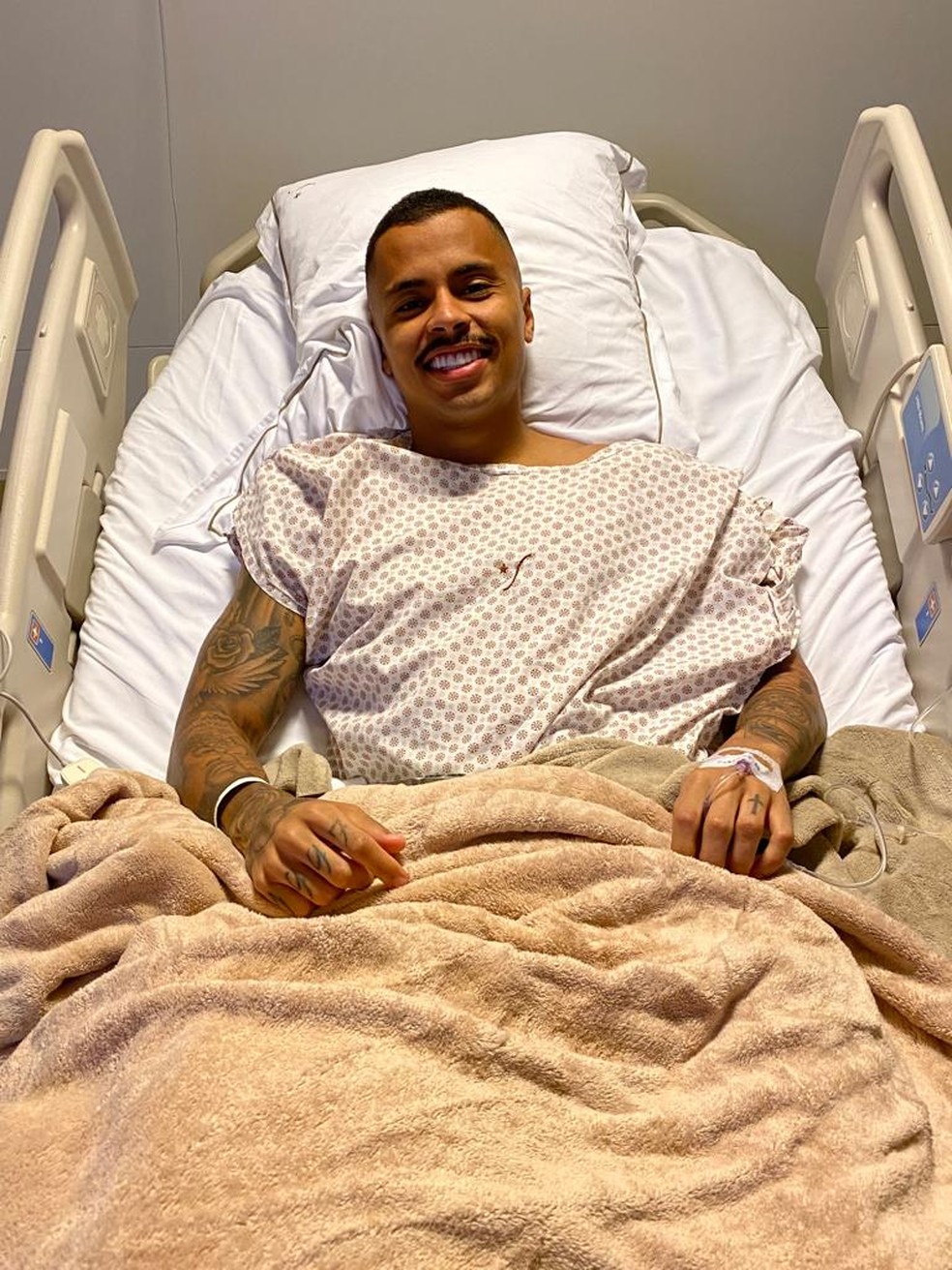 Allan no hospital após cirurgia no tornozelo direito — Foto: Reprodução