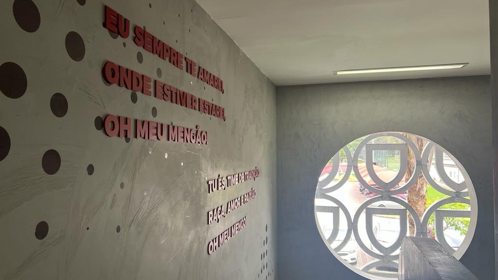 Frases escritas na parede a caminho dos quartos no CT do Flamengo — Foto: Letícia Marques / ge