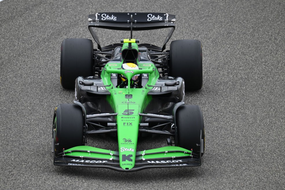 Gabriel Bortoleto testa a Sauber no Bahrein — Foto: Clive Mason/Getty Images