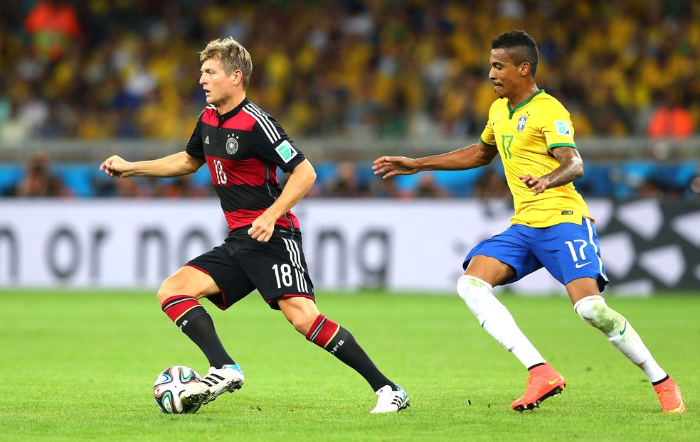 Kroos e Luiz Gustavo no fatídico Brasil e Alemanha — Foto: Getty Images