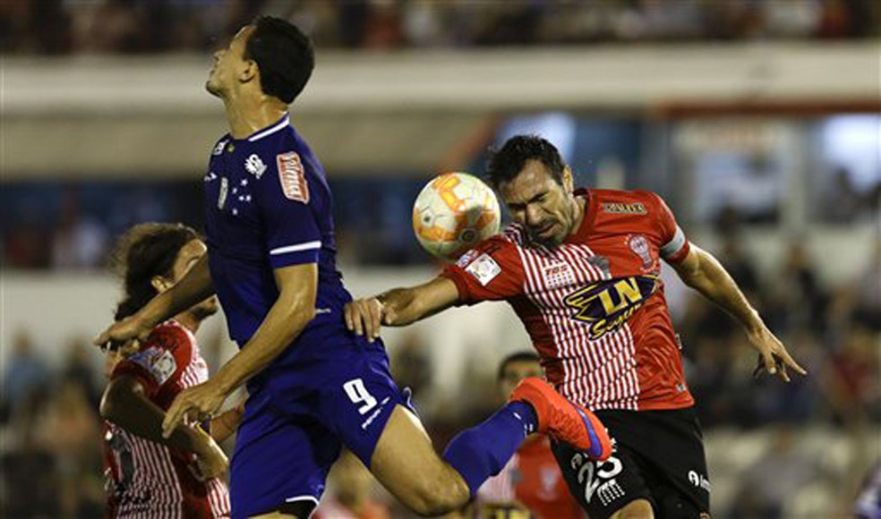 Eduardo Domínguez, como jogador, em disputa contra o Cruzeiro — Foto: Natacha Pisarenko/AP