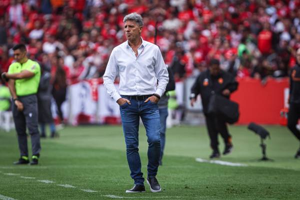 Com viagem marcada para o Rio, Renato não dá entrevista após derrota do Grêmio no Gre-Nal