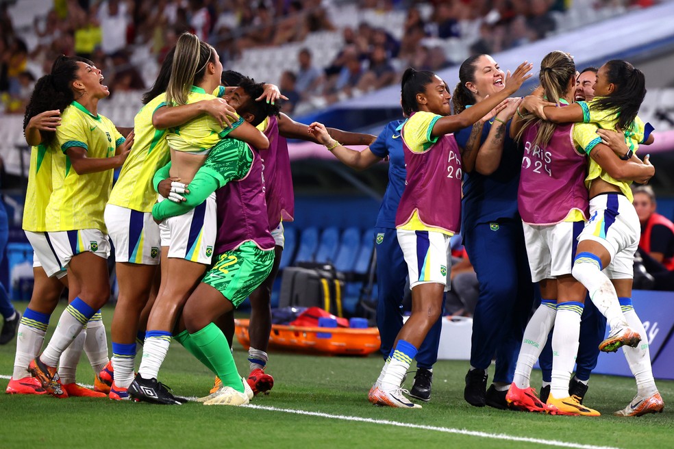 Seleção brasileira comemora vitória sobre a Espanha na semifinal das Olimpíadas Paris-2024 — Foto: Getty Images