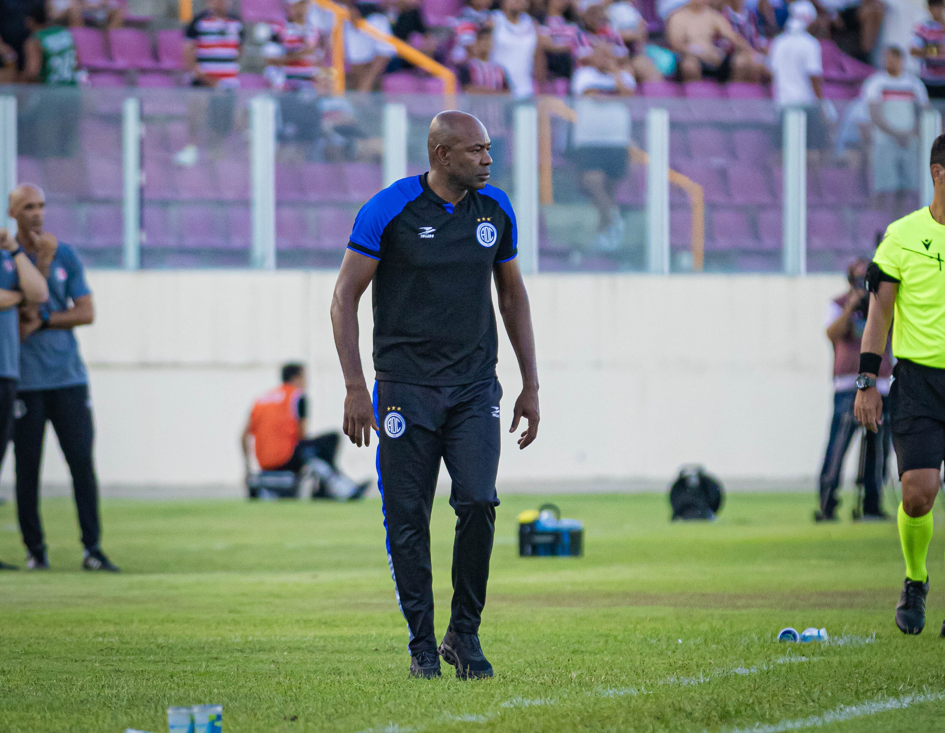 Fim da linha: após nona derrota, Cláudio Caçapa não é mais técnico do Confiança