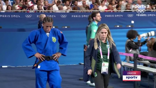 Câmera exclusiva do sportv mostra Rafaela Silva segurando o choro na saída do tatame - Programa: Jogos Olímpicos Paris 2024 