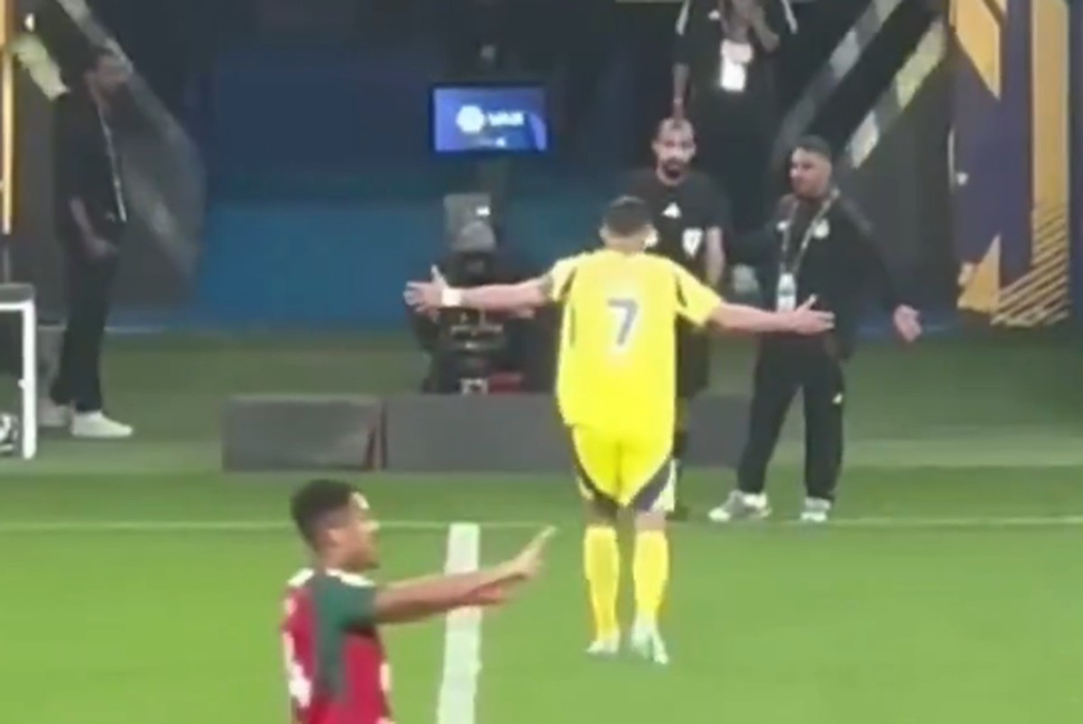 Cristiano Ronaldo se revolta com expulsão de companheiro e dá bico na bola; veja