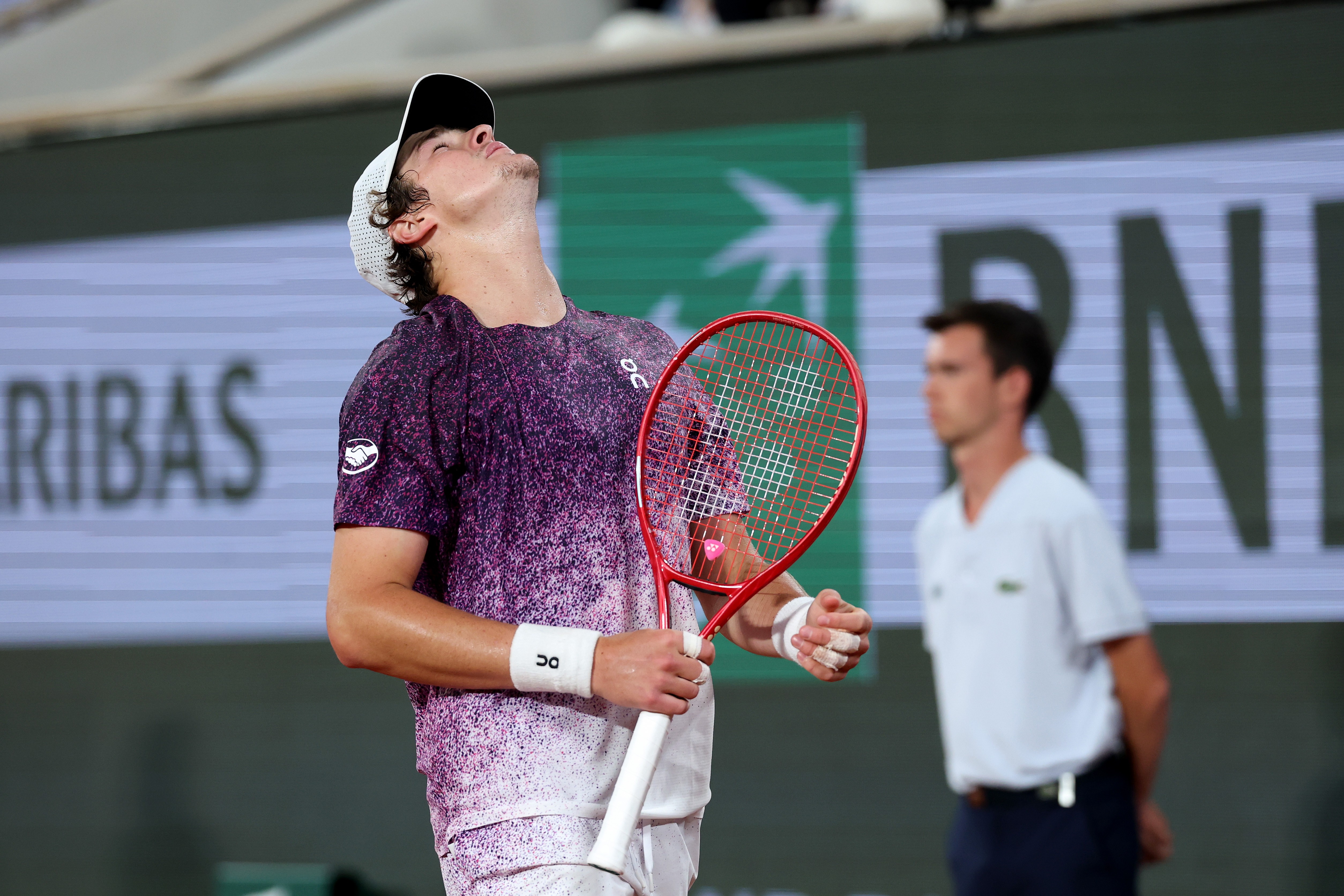 João Fonseca perde para tcheco Jakub Mensik e cai nas quartas de final de Roland Garros