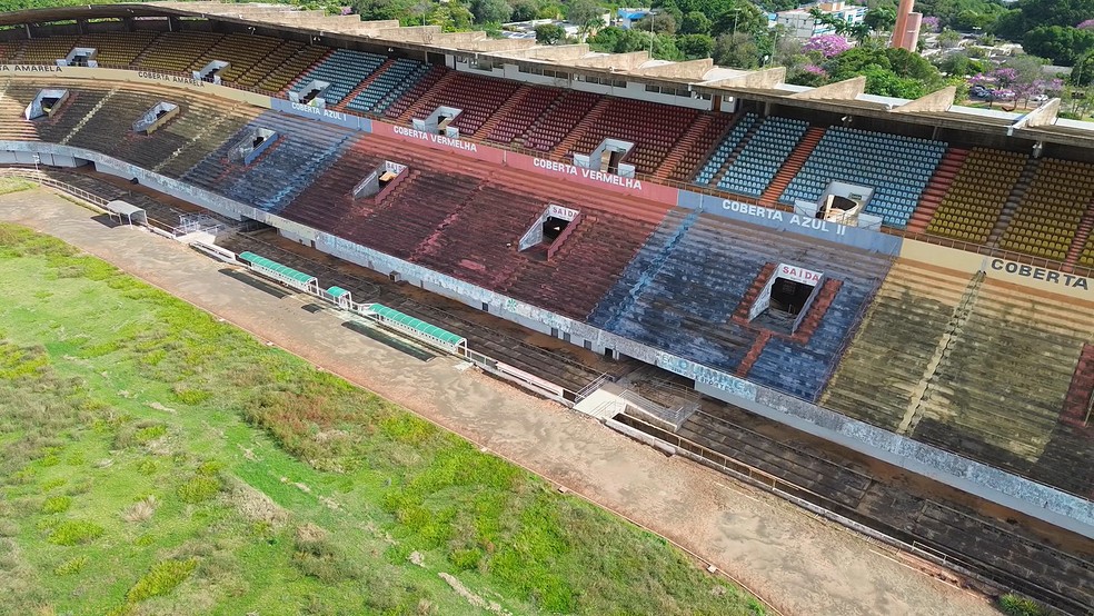 Gramado e arquibancadas do Estádio Morenão mostram abandono do espaço. — Foto: Edmar Melo/TV Morena